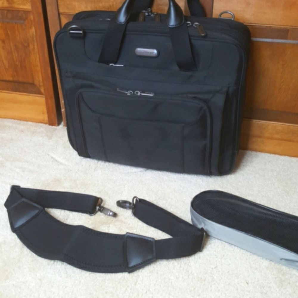 Targus Corporate Traveler Laptop Briefcase Carry Case